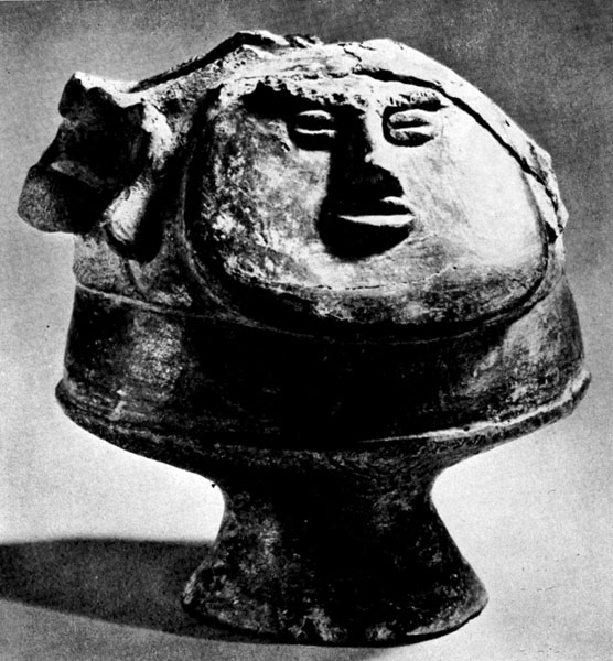 3. Сосуд типа Хориноути.  Керамика. I тыс. до п. э. Из раскопок в префектуре Аити