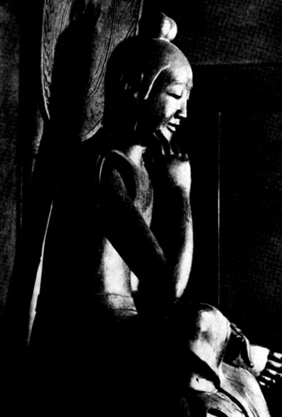 31. Статуя Мироку-босацу. Дерево, позолота. VII в. Монастырь Тюгудзи близ Нары