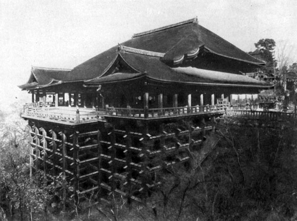 85. Храм Киёмидзудэра в Киото. X в., перестроен в XVII в.