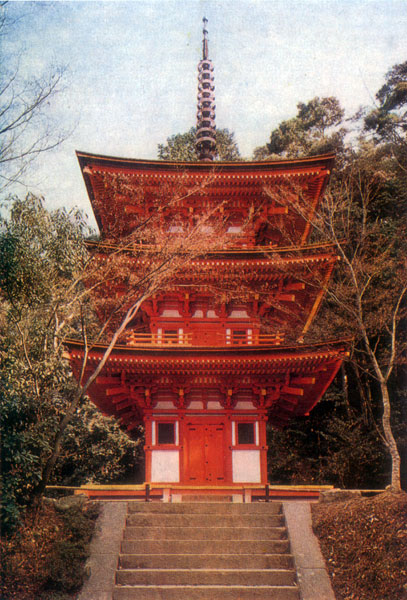 97. Пагода монастыря Дзёруридзи в Киото. XII в. Цветная
