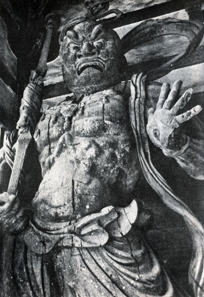 106. Статуи Нио. Раскрашенное дерево. 1203-1204 гг. Ворота Нандаймон монастыря Тодайдзи в Наре. Фрагмент
