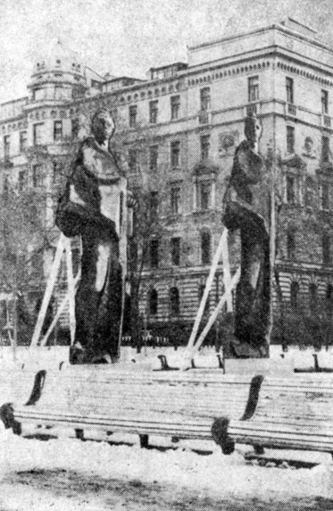 Рис. 110. Фанерный контур памятника Н. К. Крупской в Москве
