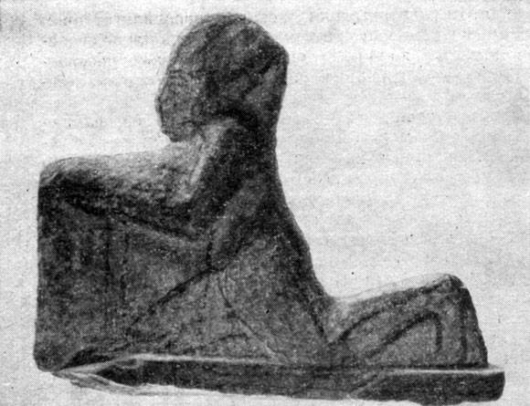 Рис. 9. Неоконченная статуэтка фараона с пометками скульптора
