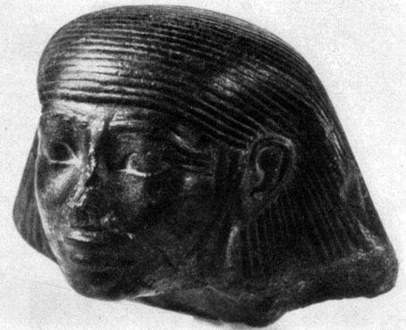 Рис. 41. Голова статуи мужчины. Гранит