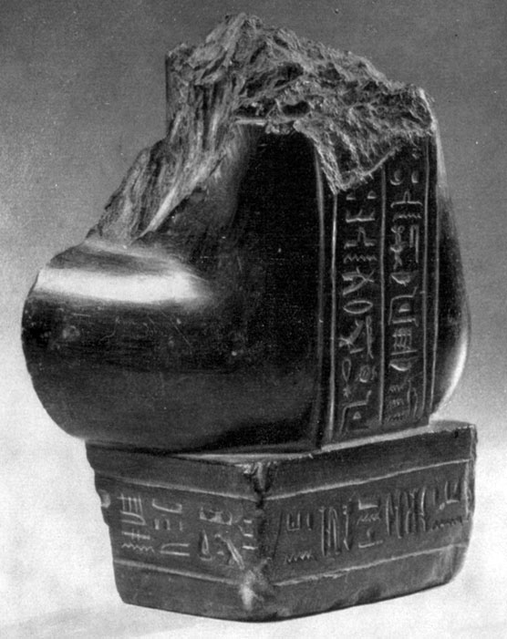 Рис. 71. Часть статуи писца Аменхотепа Стеатит