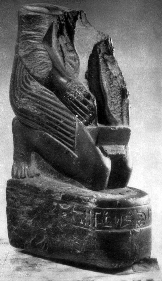 Рис. 73. Часть статуи жреца Ипи. Базальт