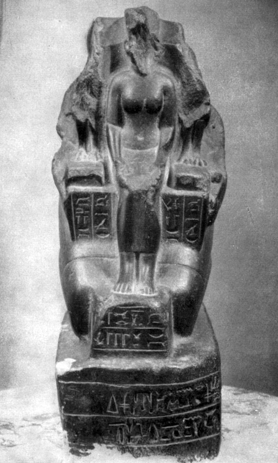 Рис. 74. Часть статуи жреца Тефнахта. Базальт