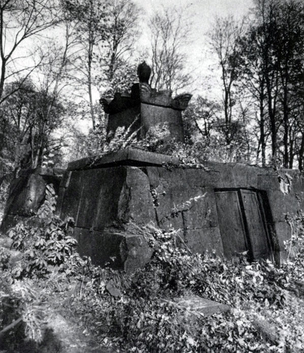 Неизвестный мастер. Надгробие неизвестного. Около 1817-1820. Гранит. Ленинград, Смоленское (лютеранское) кладбище