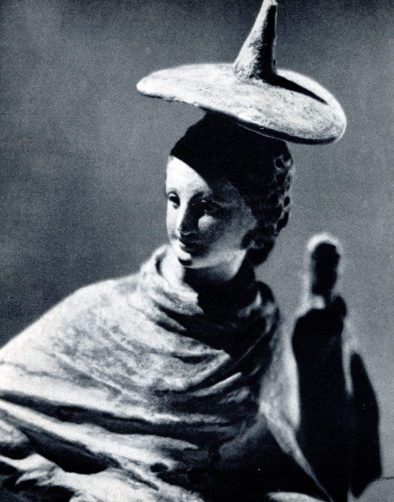 Стоящая женщина в петасе, с фигуркой Афродиты. Деталь