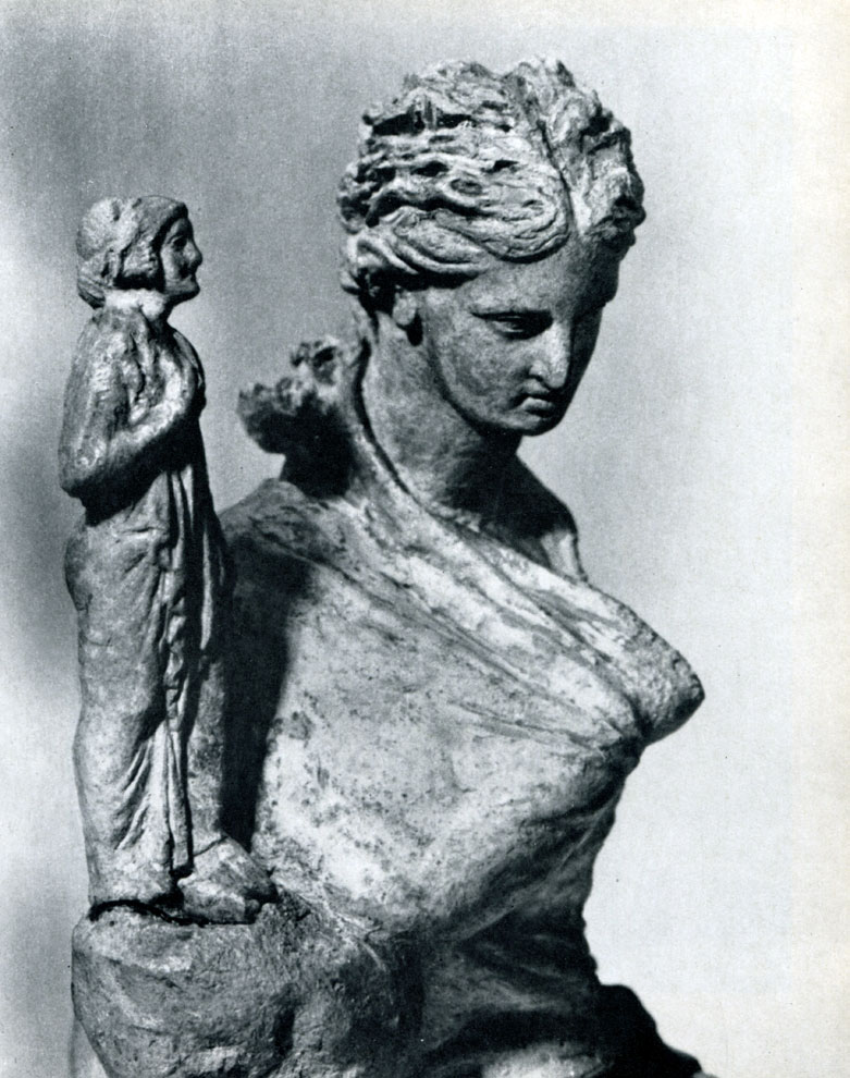 Сидящая женщина с фигуркой Афродиты. Деталь